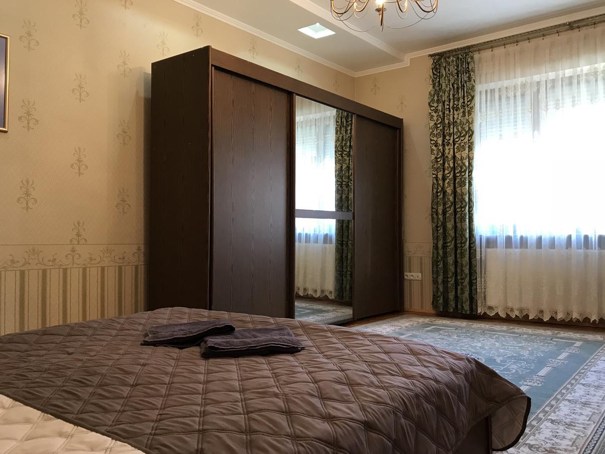 Large Apartment In The City Center Moukatcheve Extérieur photo